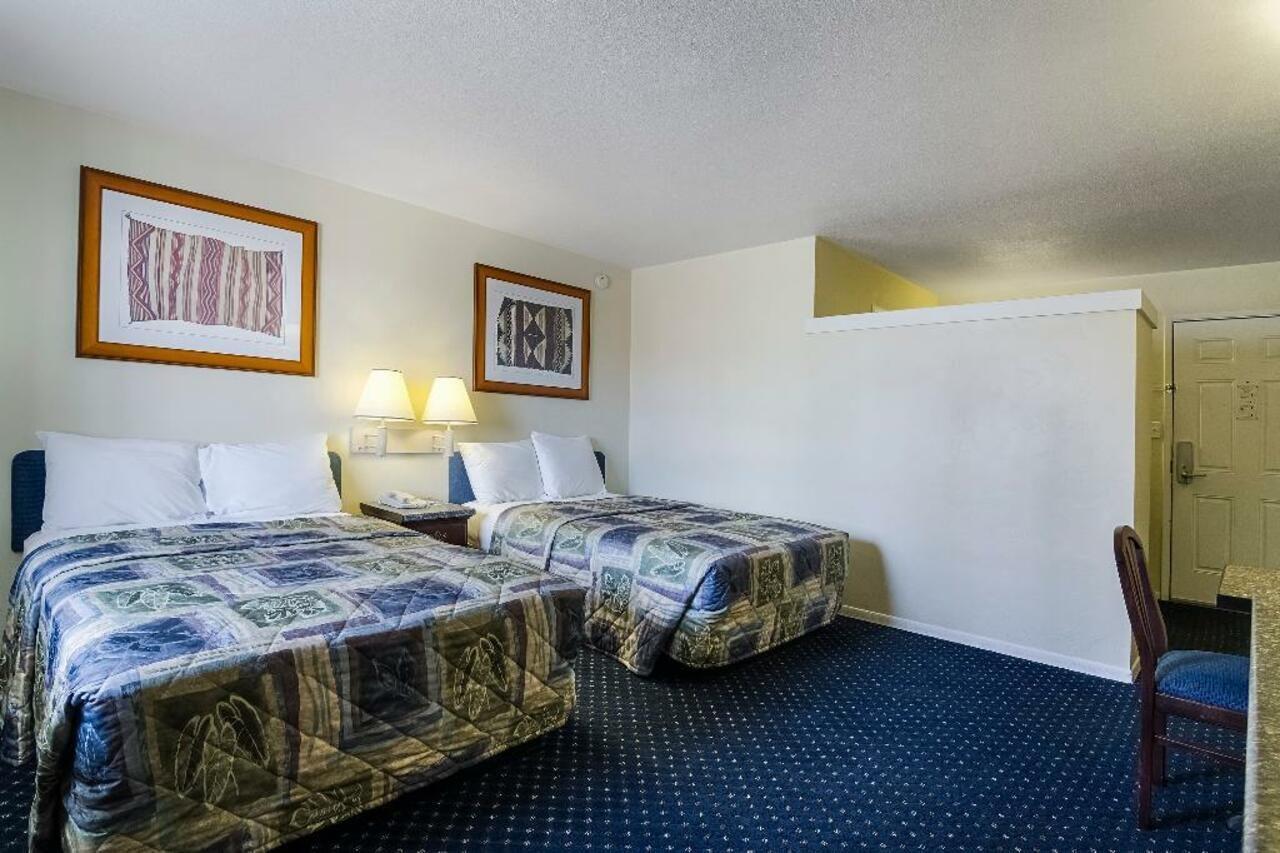 Central Phoenix Hotel 2*