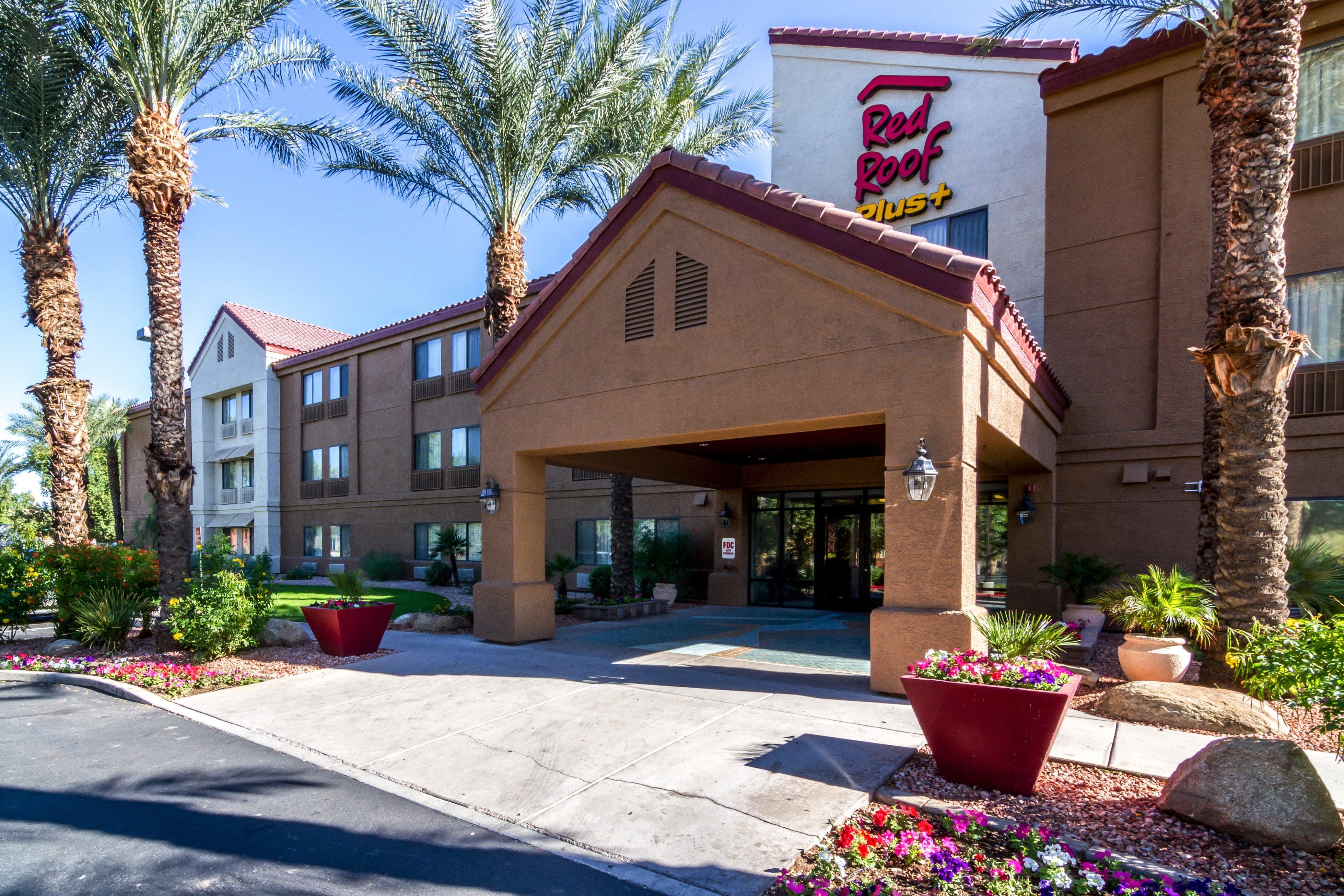 Hotel Red Roof Plus+ - Phoenix Airport 3*
