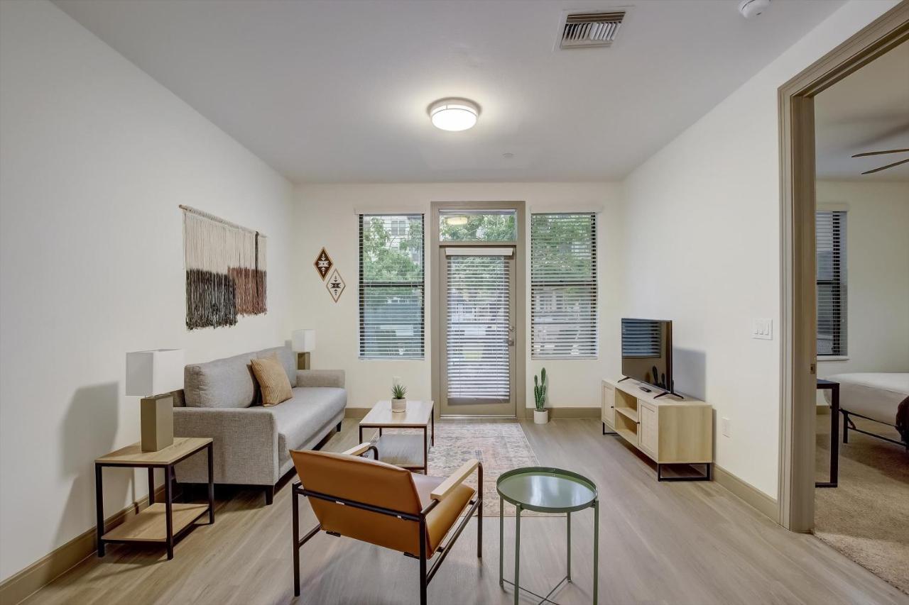 Frontdesk Vela At Town Apts Apartment *