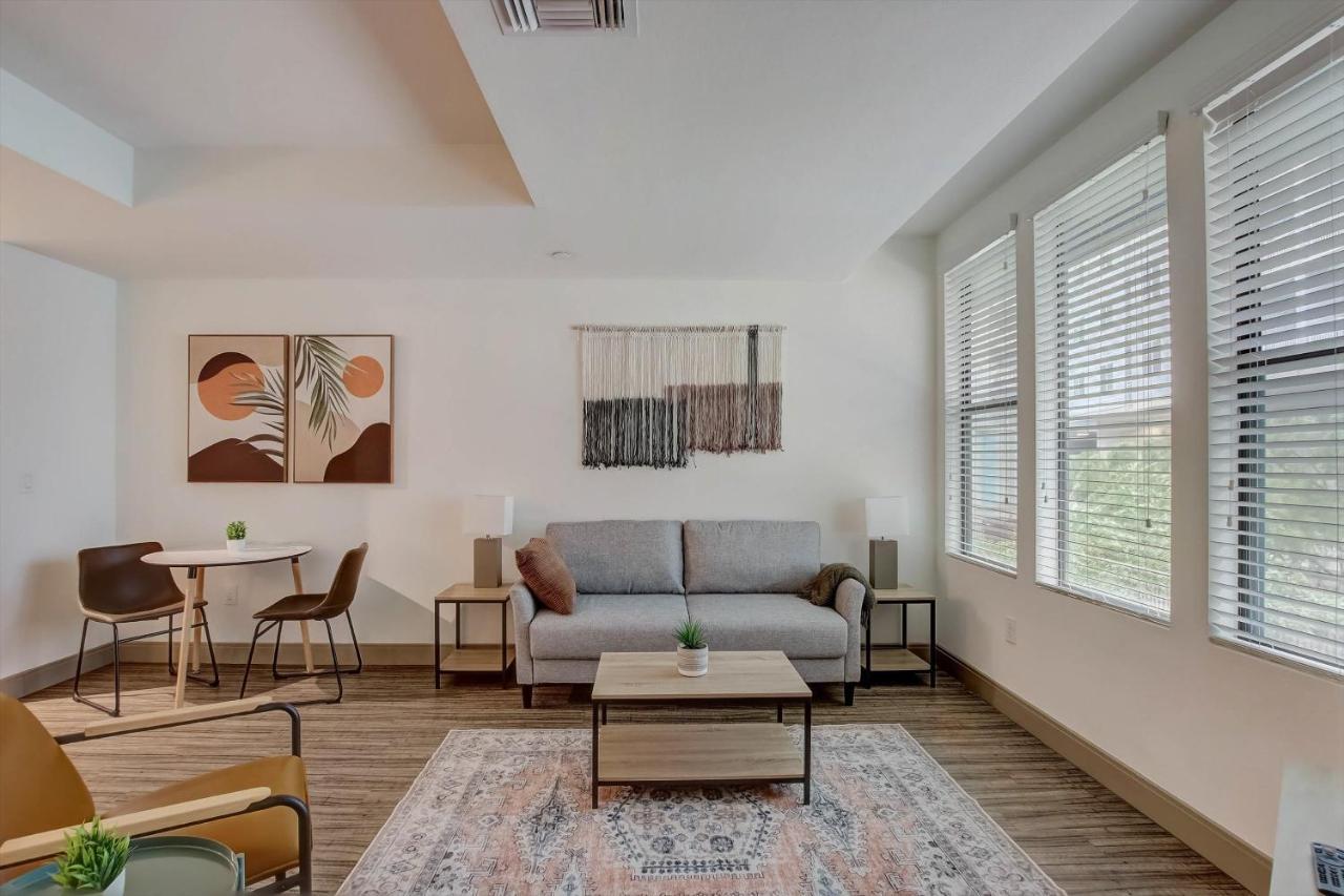 Apartment Frontdesk Vela At Town Apts