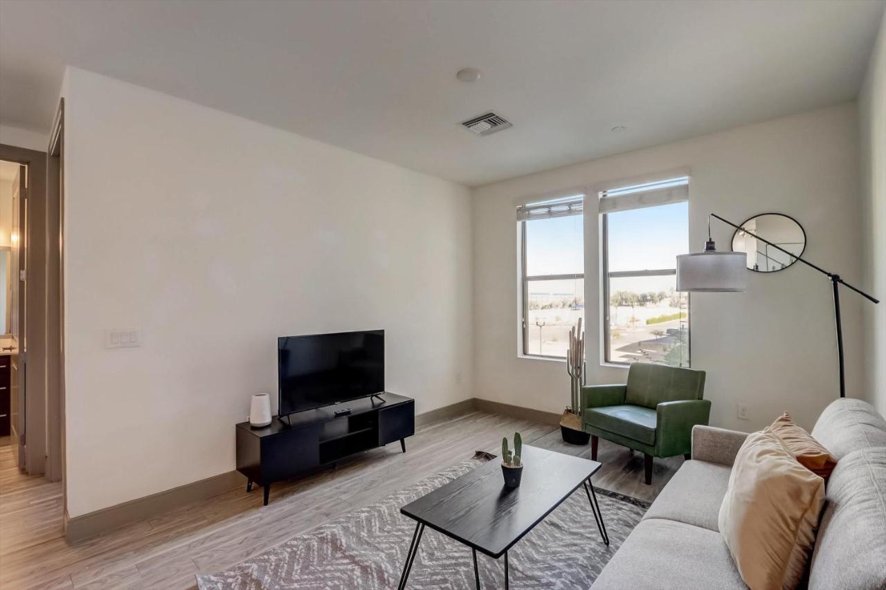 Apartment Frontdesk Vela At Town Apts Tempe