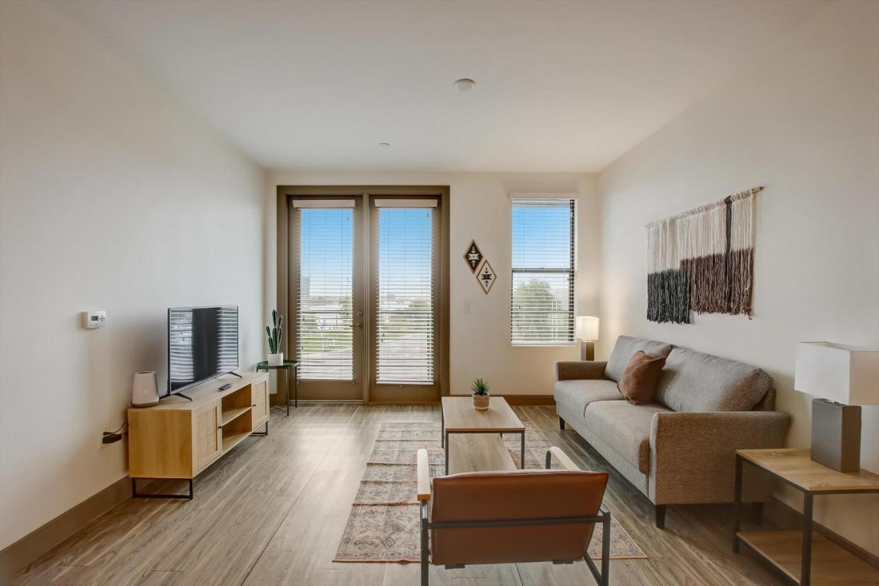 Frontdesk Vela At Town Apts *
