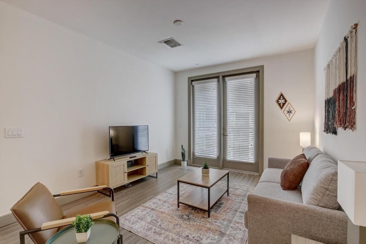 Frontdesk Vela At Town Apts *