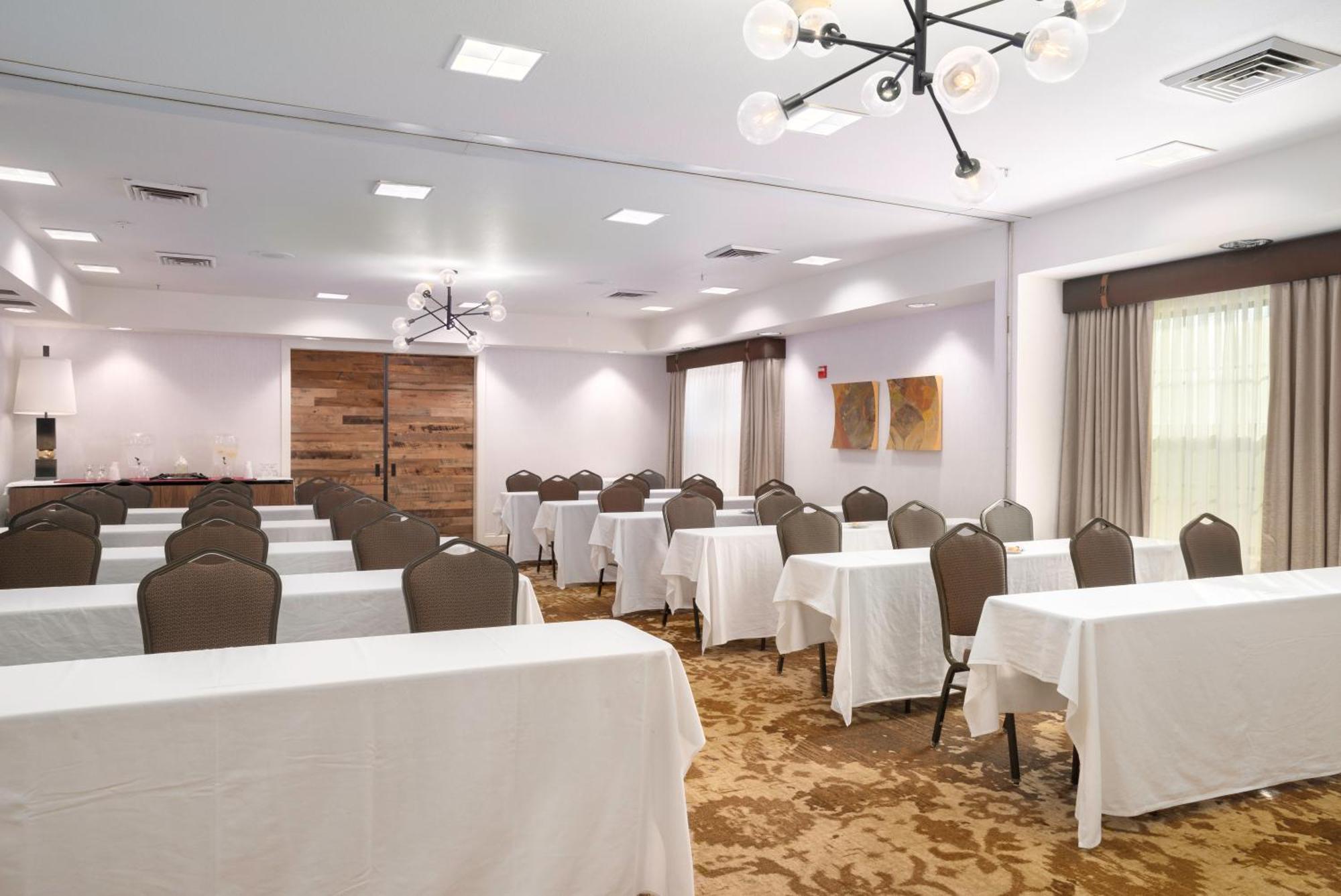Hilton Garden Airport Hotel 3*