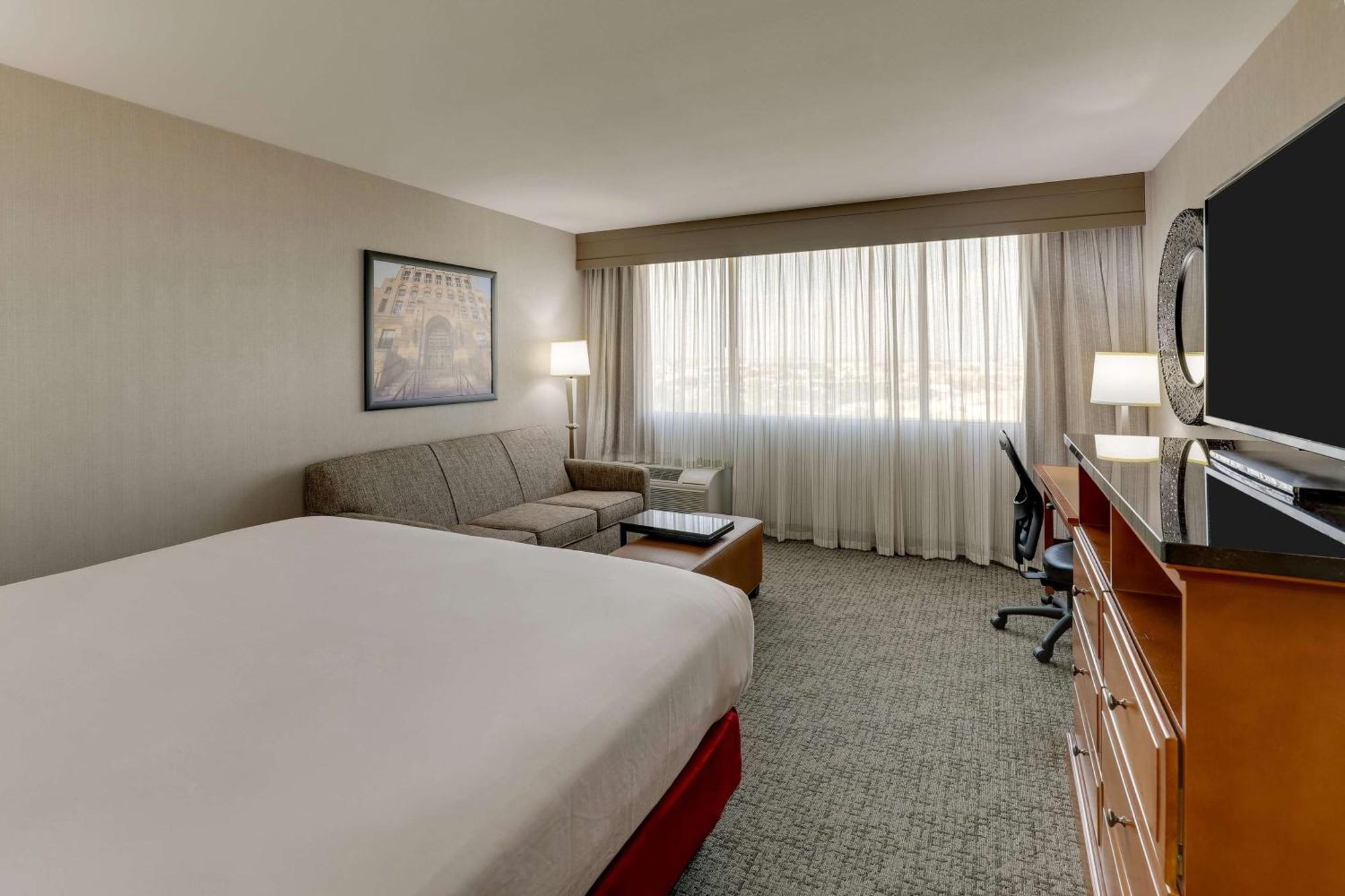 Hotel Drury & Airport