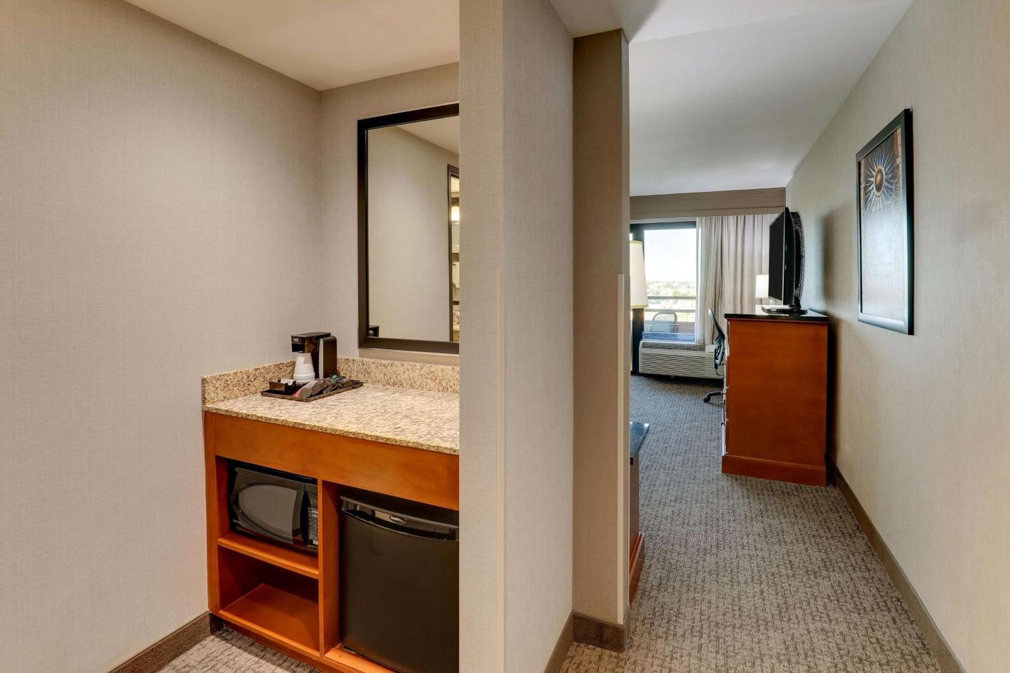 Hotel Drury & Airport 3*