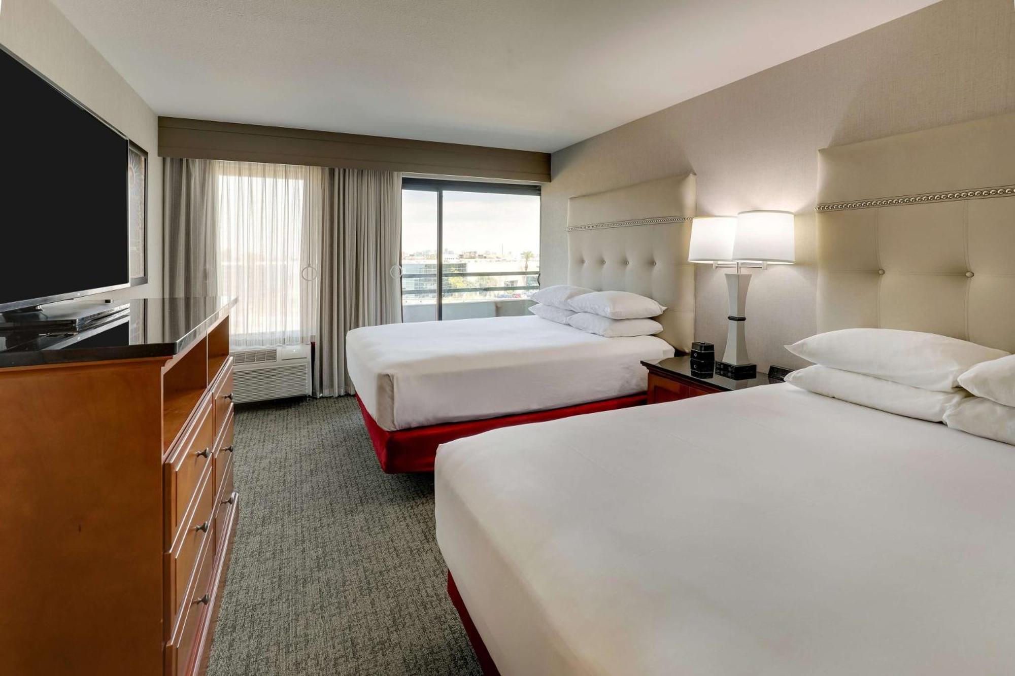 Hotel Drury & Airport 3*