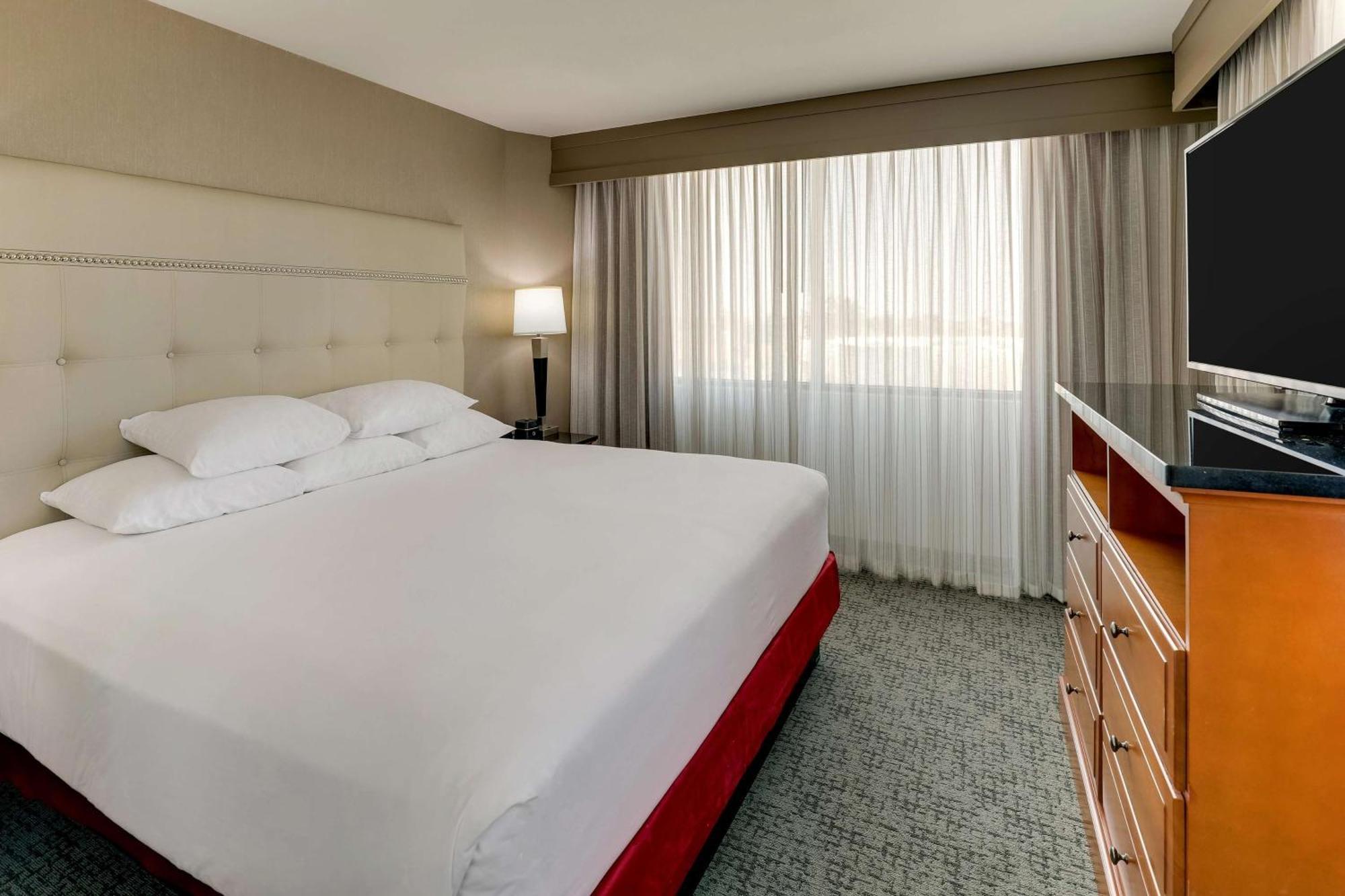 Drury & Airport Hotel 3*