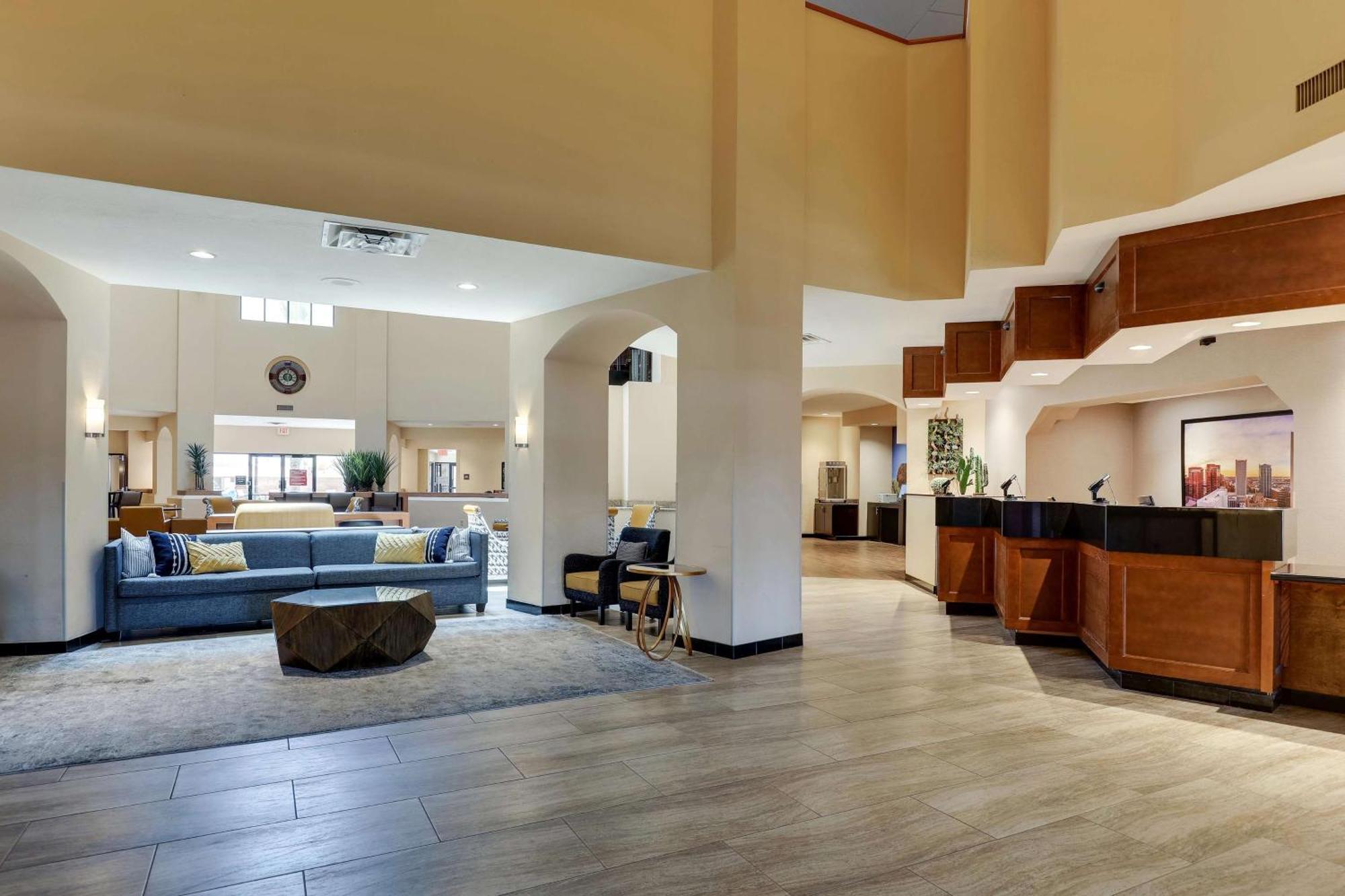 Drury & Airport Hotel 3*