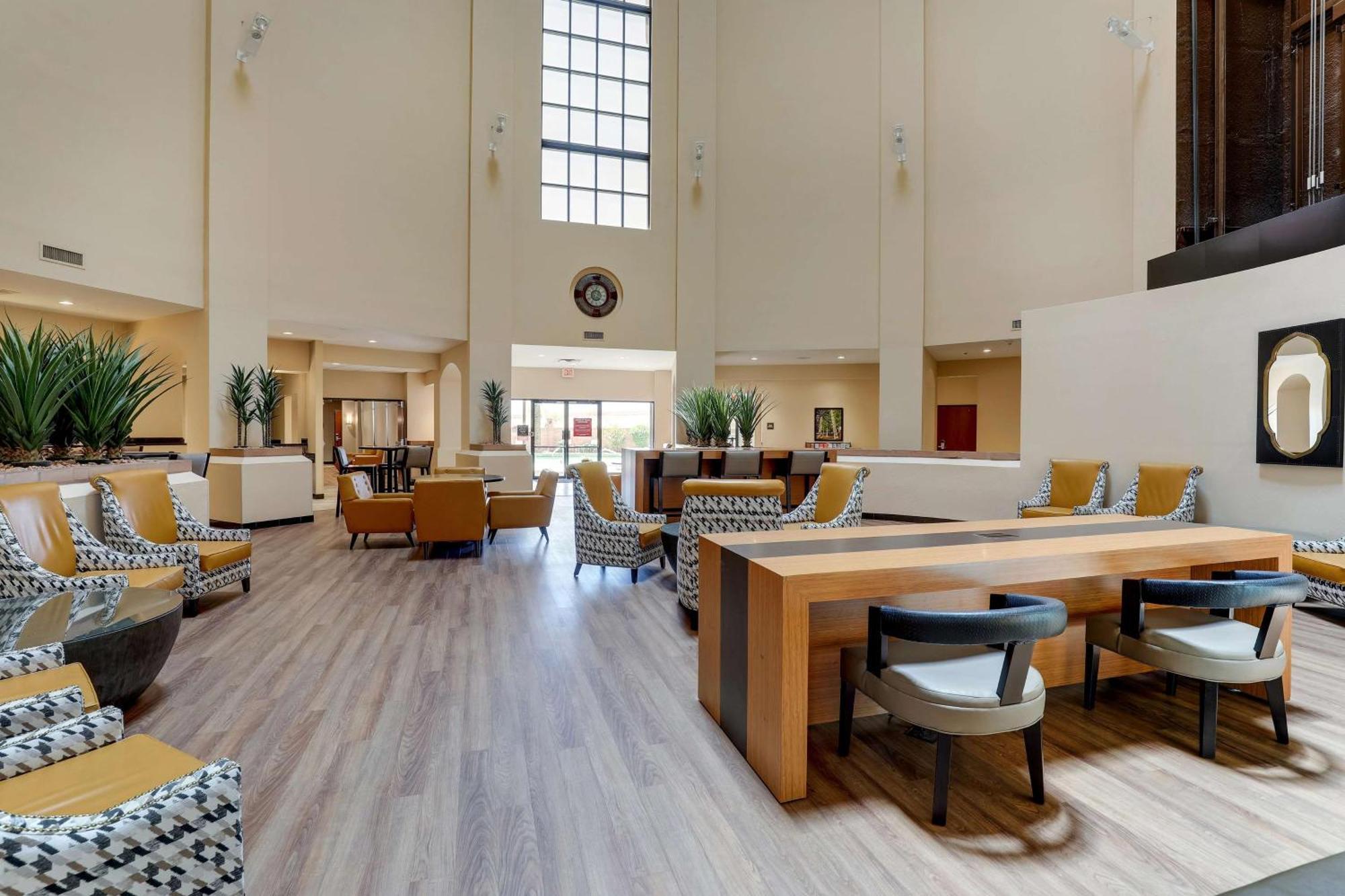 Hotel Drury & Airport 3*