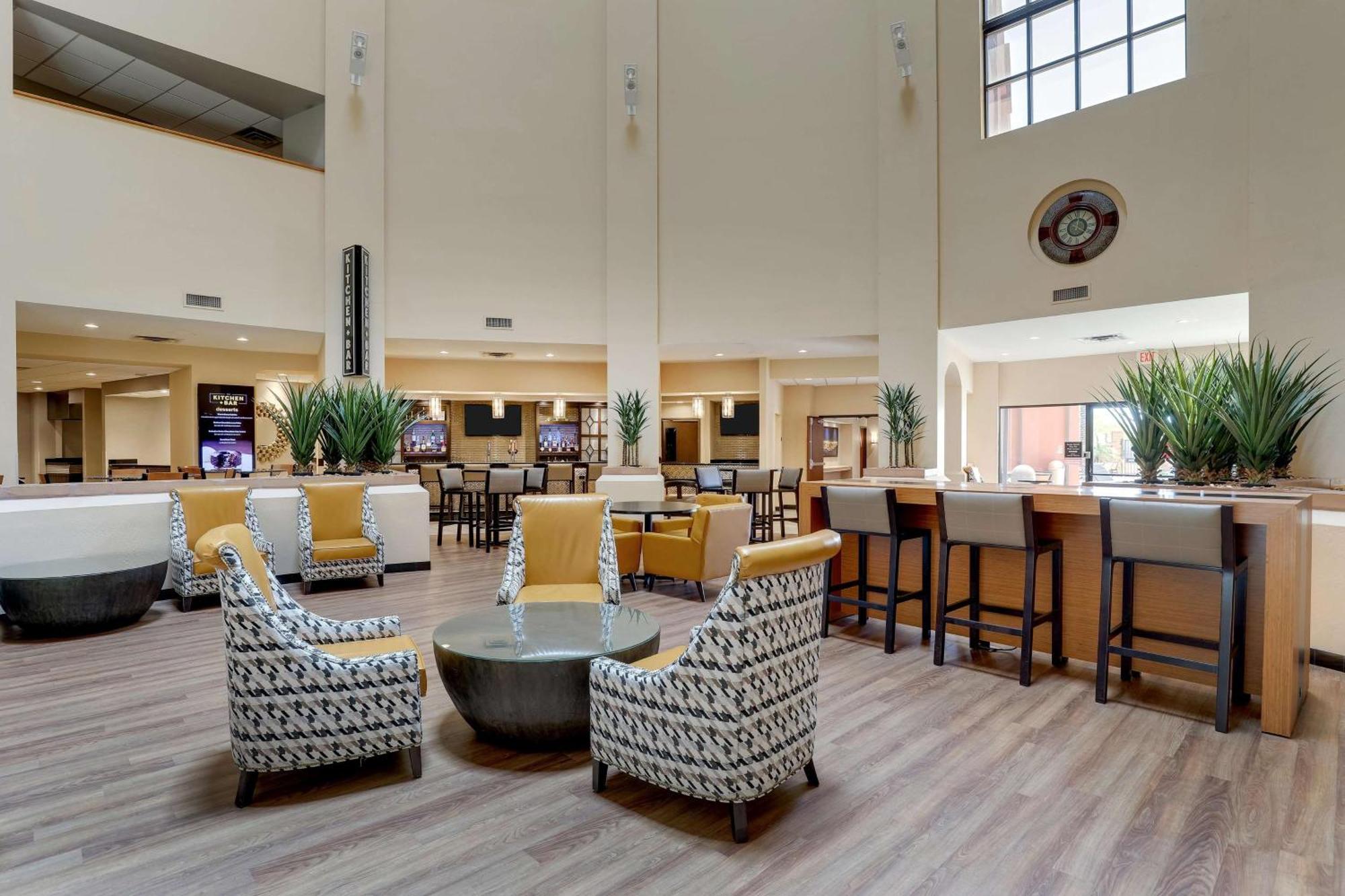 Hotel Drury & Airport 3*