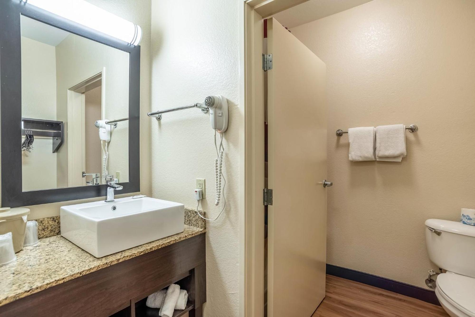 Hotel Red Roof Plus+ - Phoenix Airport 3*
