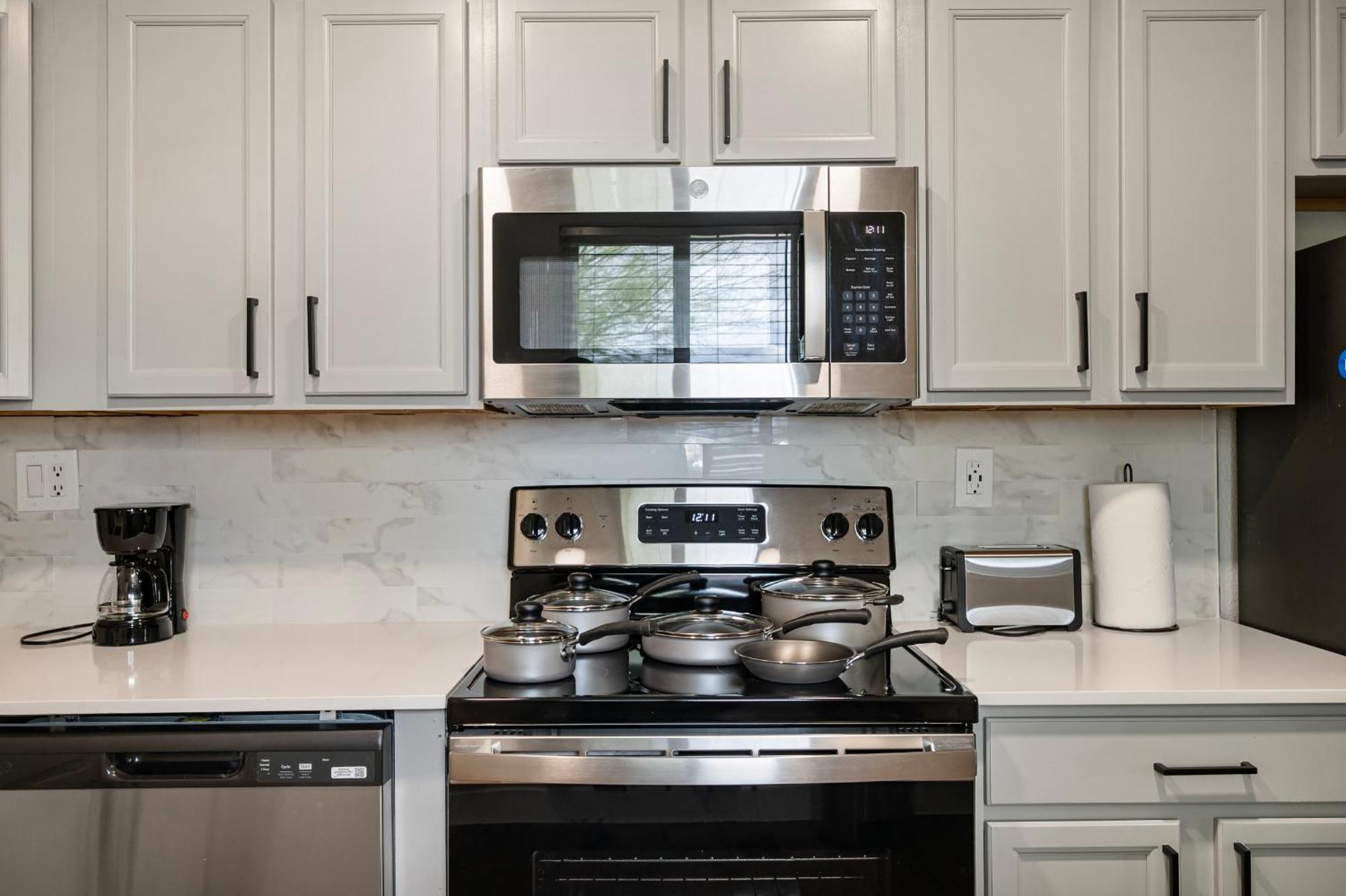 2b1b Stylish Haven - Pool And Parking Apartment