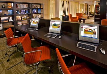 Courtyard By Marriott Downtown Hotel