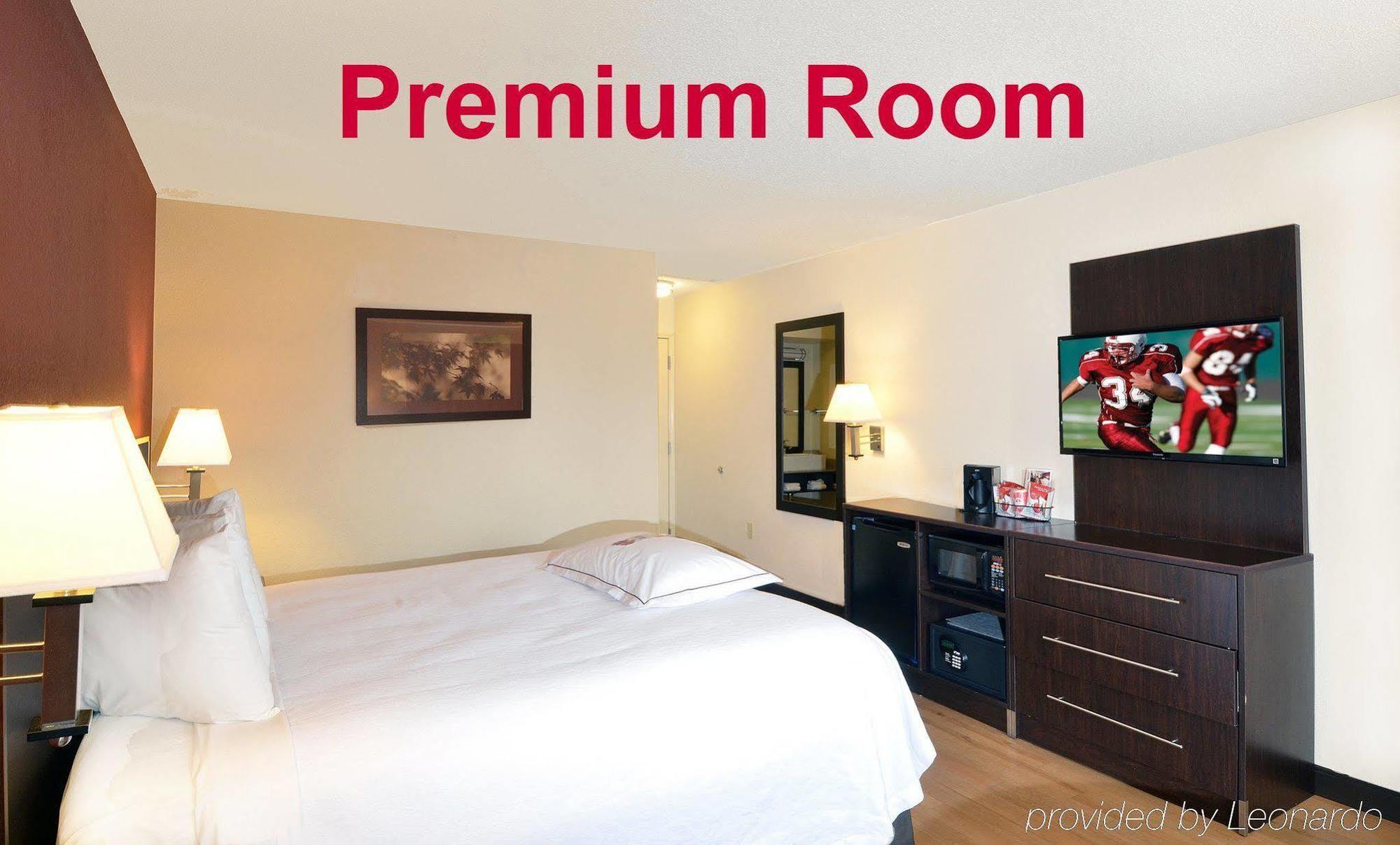 Red Roof Plus+ - Phoenix Airport Hotel 3*