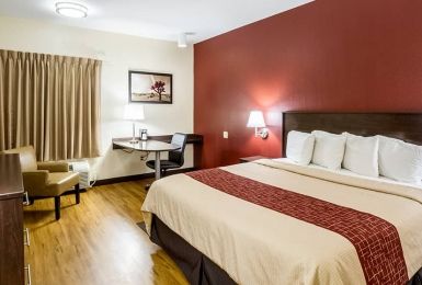 Red Roof Plus+ - Phoenix Airport 3*
