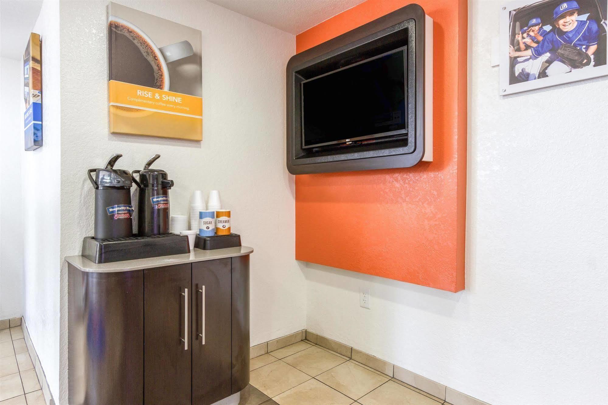 Hotel 6 Tempe, Az Phoenix Airport Priest Dr 2*