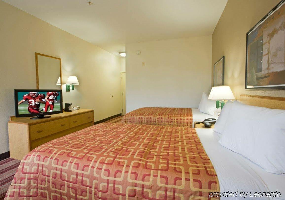 Red Roof Plus+ - Phoenix Airport 3*