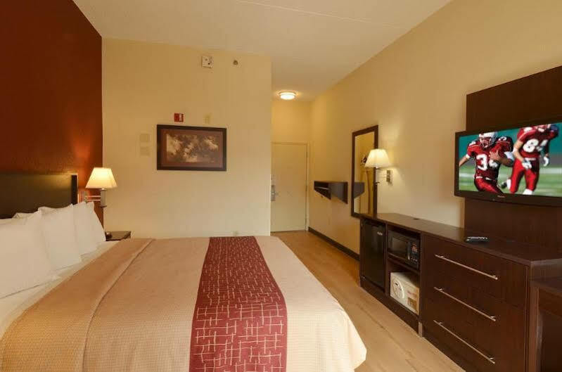Red Roof Plus+ - Phoenix Airport Hotel 3*
