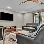 Quiet Contemporary Executive 4Bd, 3Ba Estate With Pool