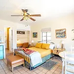 Historic Guesthouse 2 Blocks From The Uofa, Low Summer Rates!
