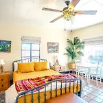 Historic Guesthouse 2 Blocks From The Uofa, Low Summer Rates!