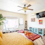 Historic Guesthouse 2 Blocks From The Uofa, Low Summer Rates!