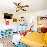 Historic Guesthouse 2 Blocks From The Uofa, Low Summer Rates!