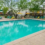 2B1B Stylish Haven - Pool And Parking