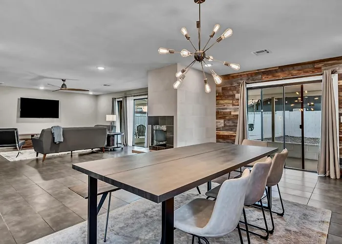 Quiet Contemporary Executive 4Bd, 3Ba Estate With Pool