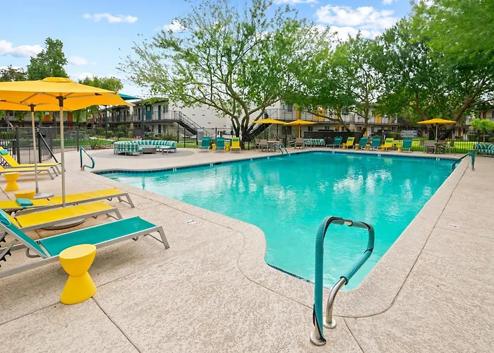 2B1B Stylish Haven - Pool And Parking