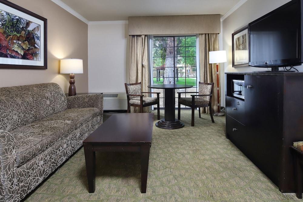 Wyndham Airport & Conference Center