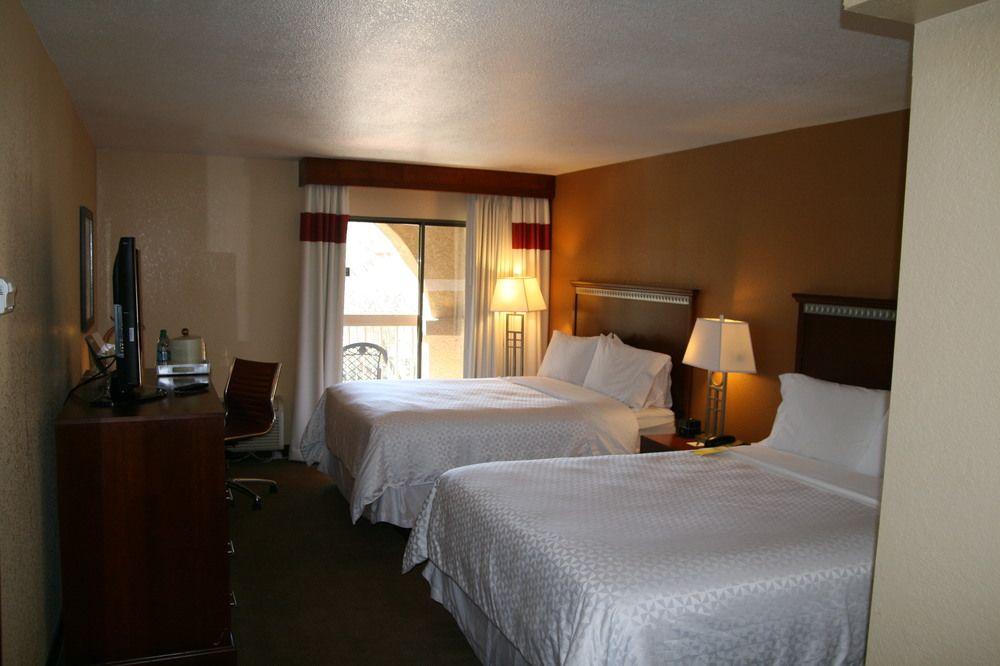 Hotel Four Points By Sheraton Airport 3*