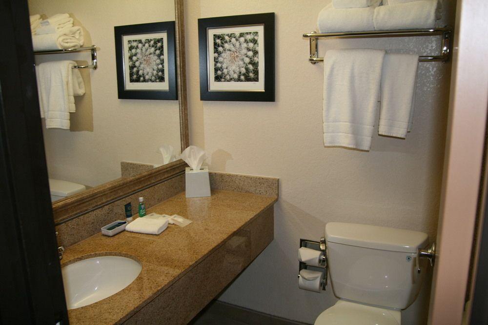 Four Points By Sheraton Airport Hotel