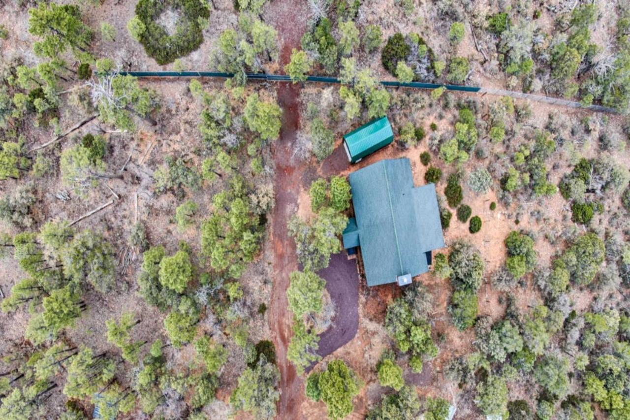 Hilltop Hideaway In Show With Mountain Views! *