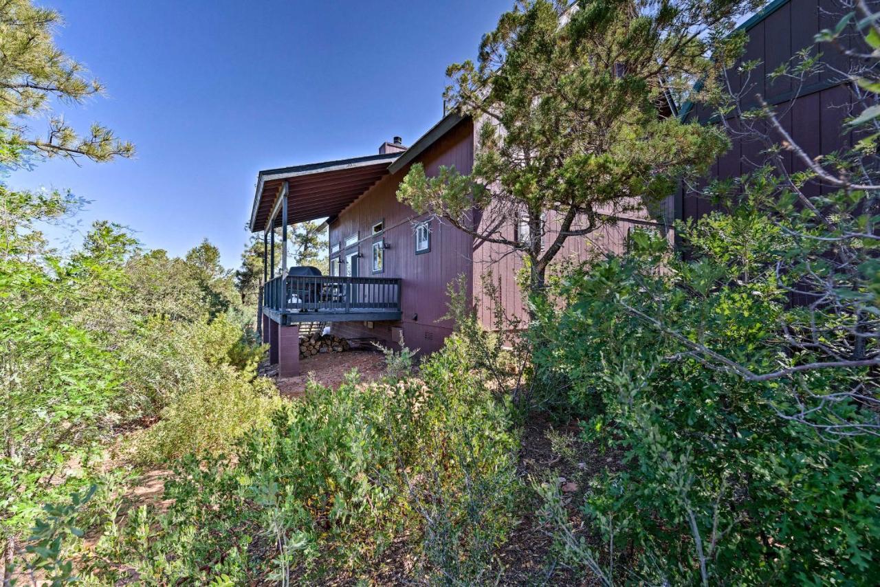 Hilltop Hideaway In Show With Mountain Views!