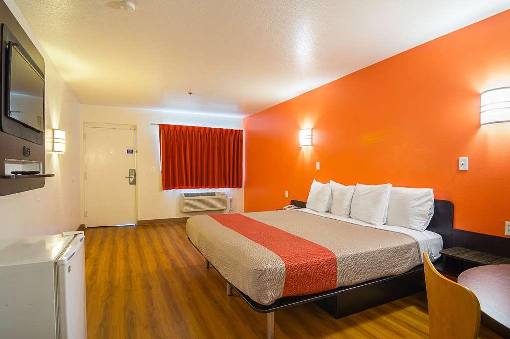 Hotel 6 Chandler 2*