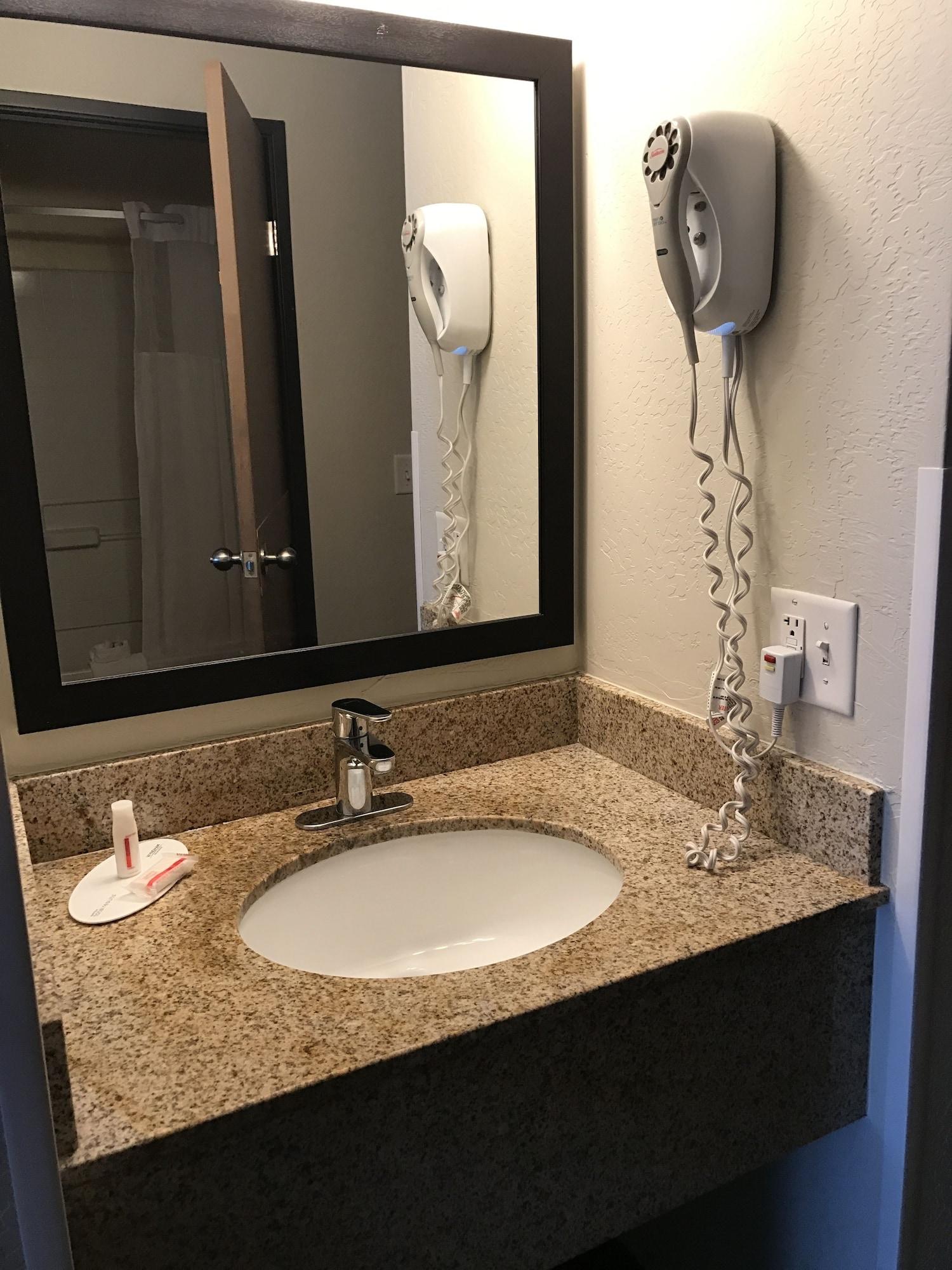 Days & By Wyndham East Hotel 3*