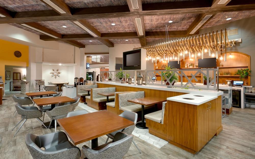 Embassy - Paloma Village Hotel