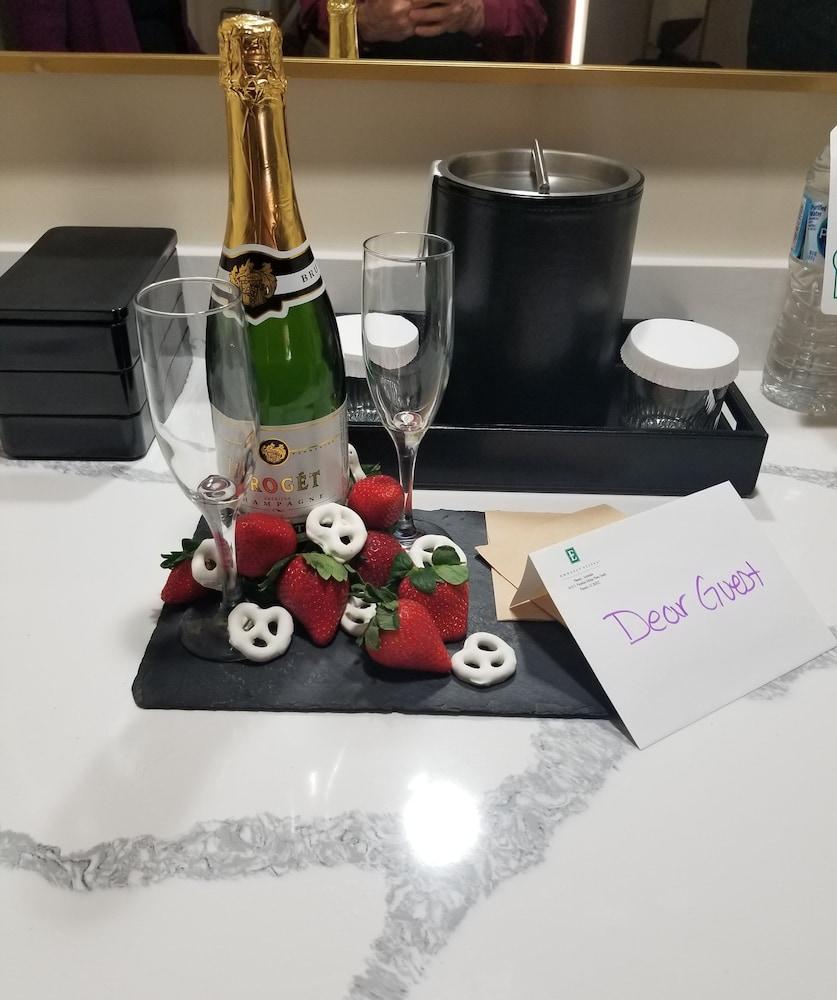 Embassy By Hilton Scottsdale Hotel 3*