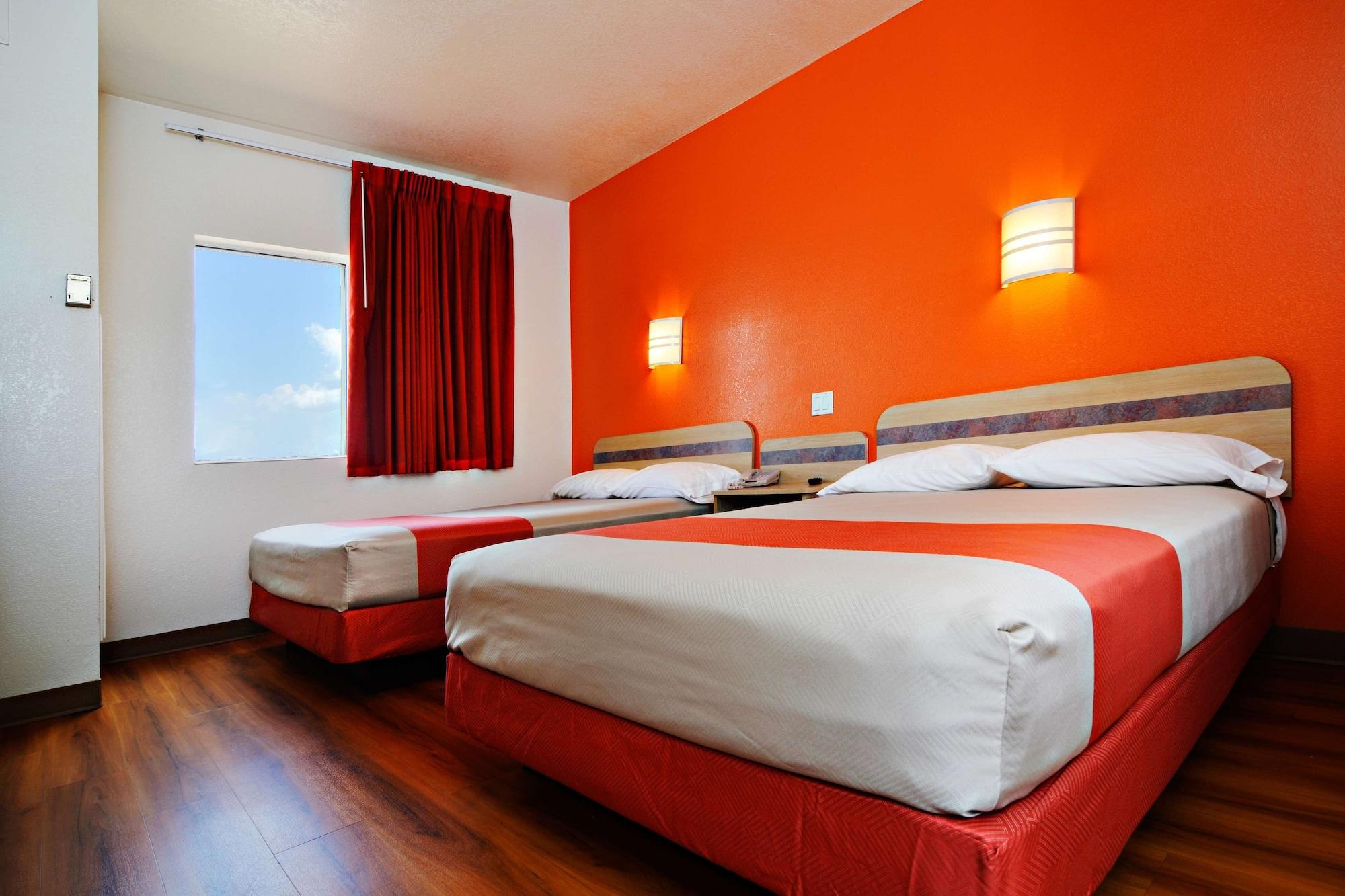 6-benson, Az Hotel