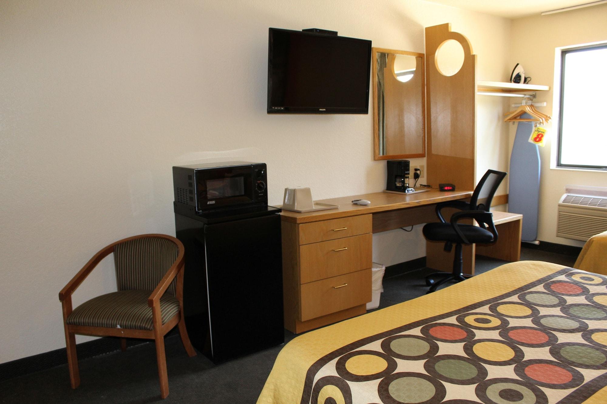 Super 8 By Wyndham Show 2*