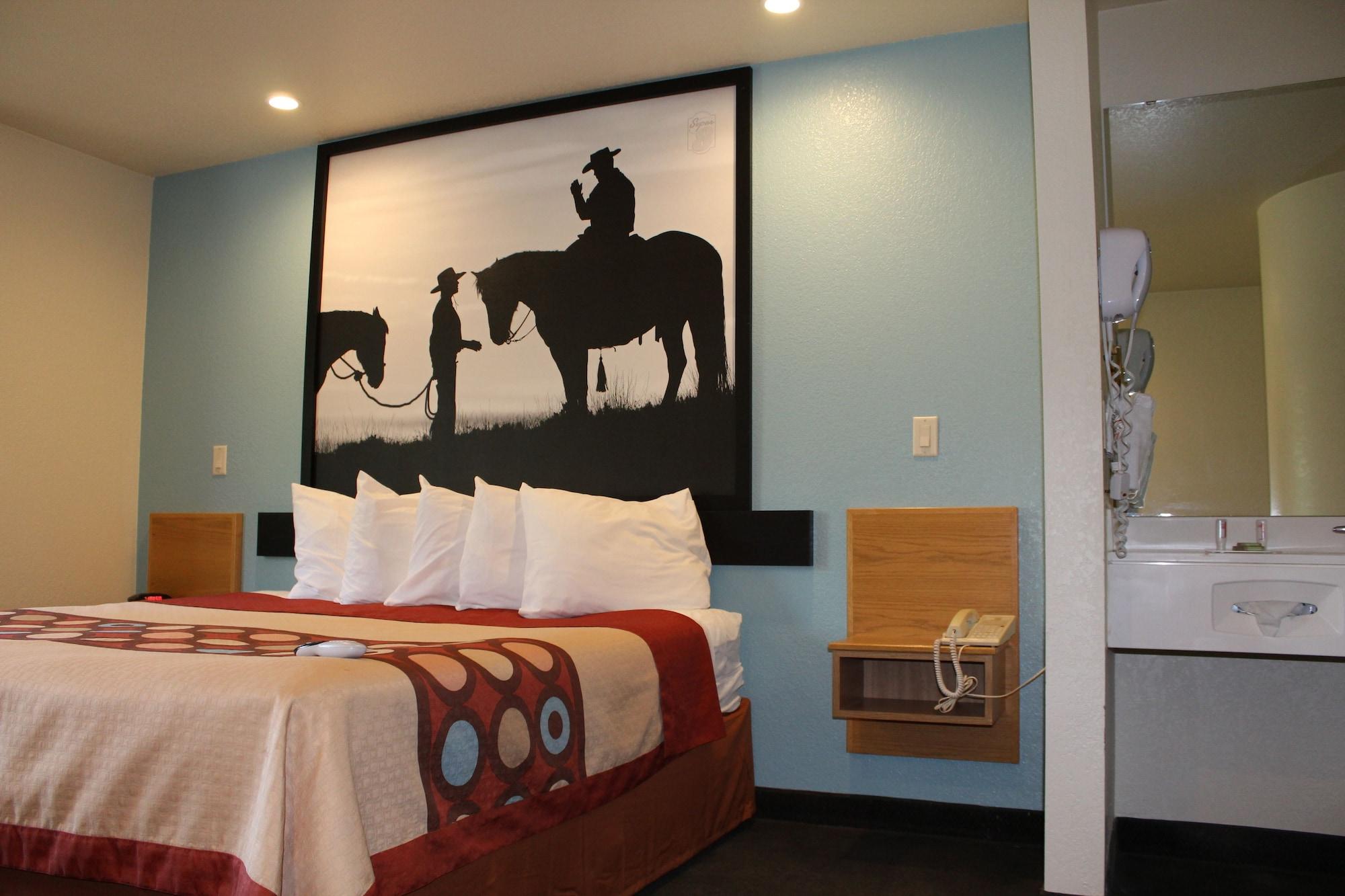 Super 8 By Wyndham Show Hotel