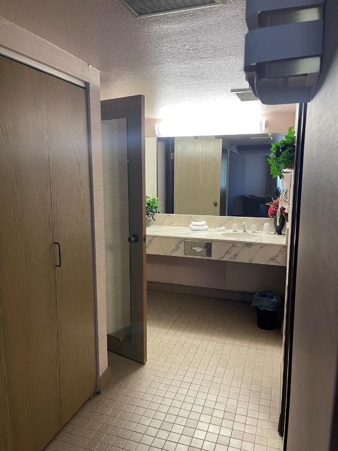 Ramada By Wyndham Viscount East Hotel