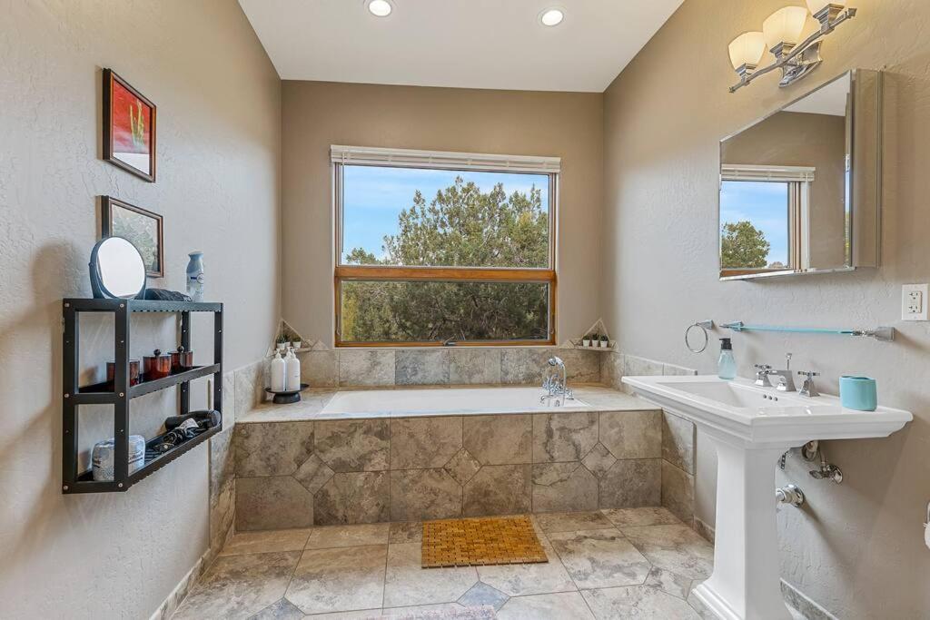 Close To Fresh Creek! Sleeps 12 ~ Amazing Views W/serene Open Space ~ Hot Tub + Game ~ Trails Outside Holiday home Sedona