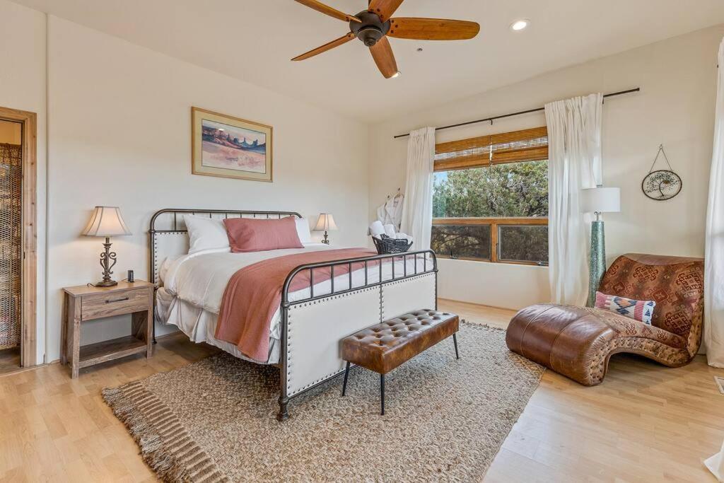 Close To Fresh Creek! Sleeps 12 ~ Amazing Views W/serene Open Space ~ Hot Tub + Game ~ Trails Outside Holiday home Sedona