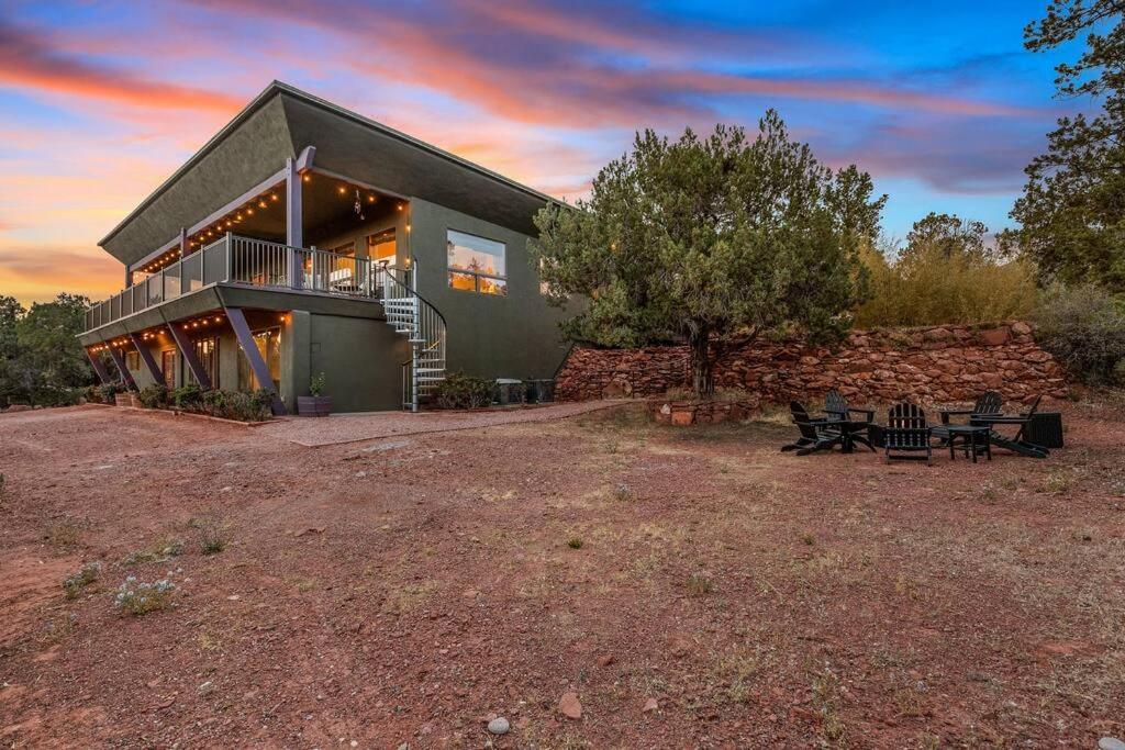 Holiday home Close To Fresh Creek! Sleeps 12 ~ Amazing Views W/serene Open Space ~ Hot Tub + Game ~ Trails Outside *