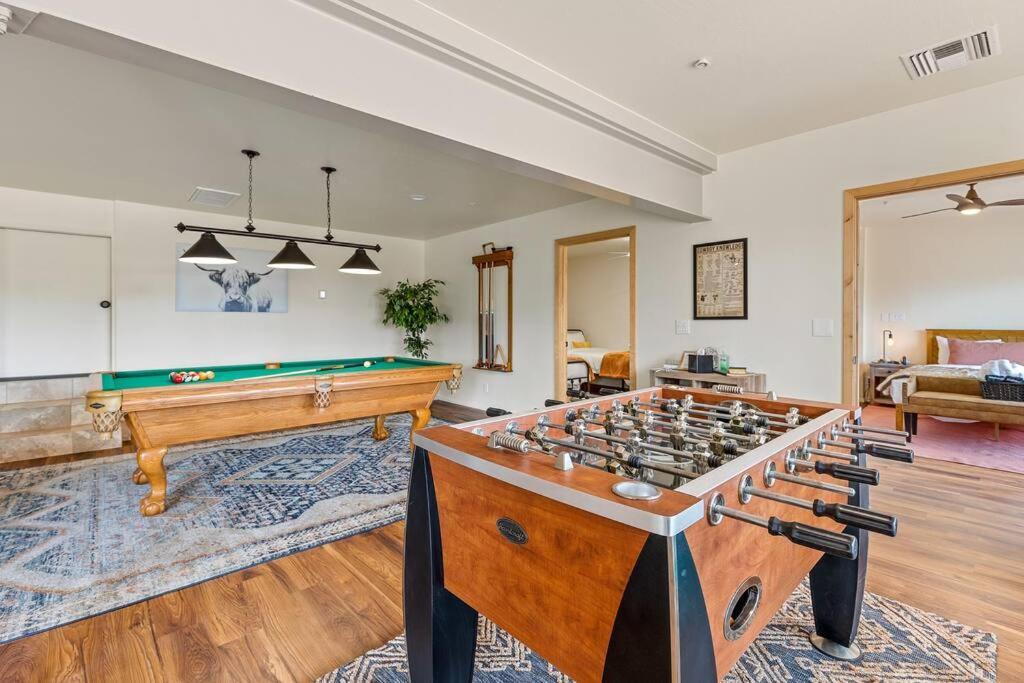 Close To Fresh Creek! Sleeps 12 ~ Amazing Views W/serene Open Space ~ Hot Tub + Game ~ Trails Outside Holiday home Sedona