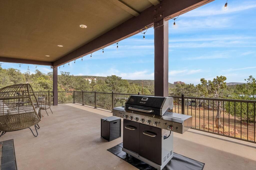 Close To Fresh Creek! Sleeps 12 ~ Amazing Views W/serene Open Space ~ Hot Tub + Game ~ Trails Outside Holiday home *
