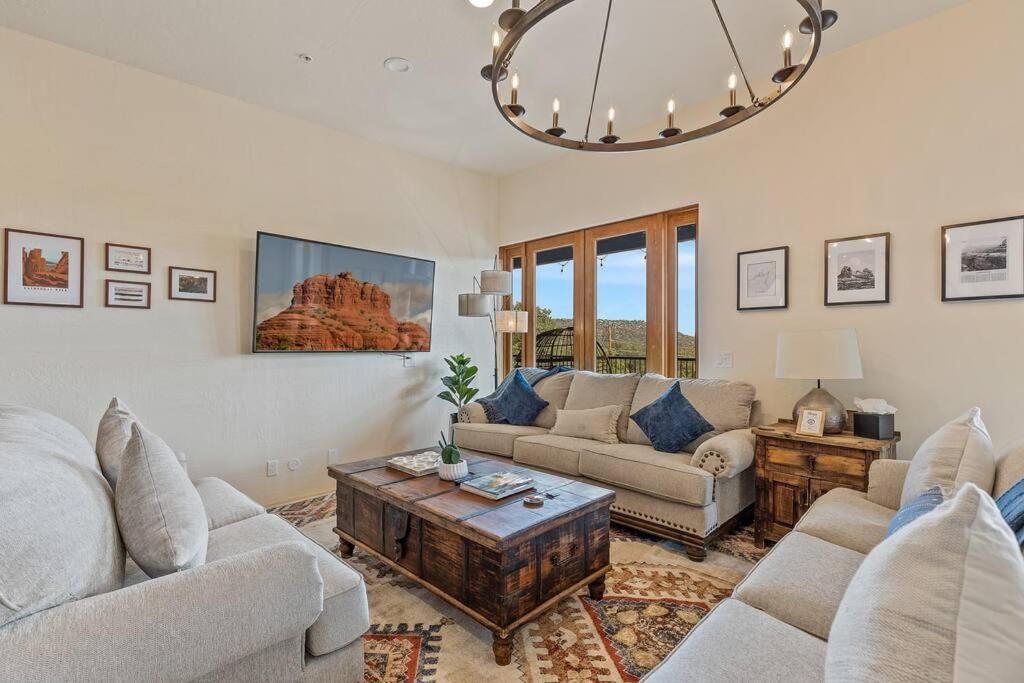 Close To Fresh Creek! Sleeps 12 ~ Amazing Views W/serene Open Space ~ Hot Tub + Game ~ Trails Outside Holiday home Sedona